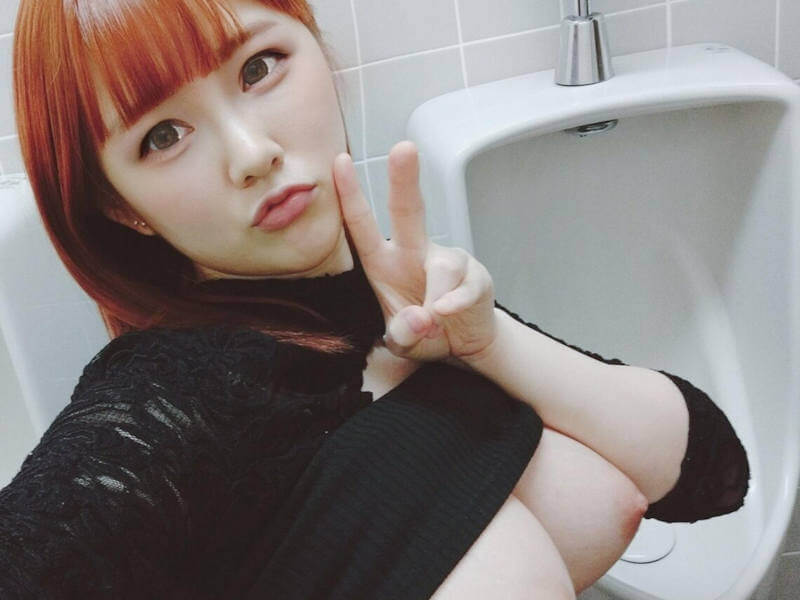 トイレで露出する女がいるエロ画像
