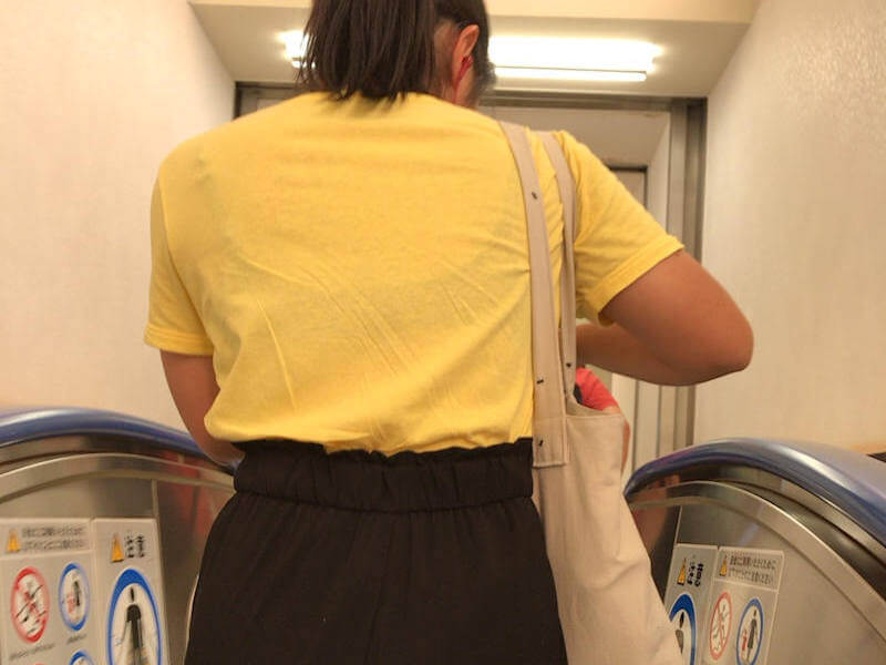 透けブラした女子大生のエロ画像