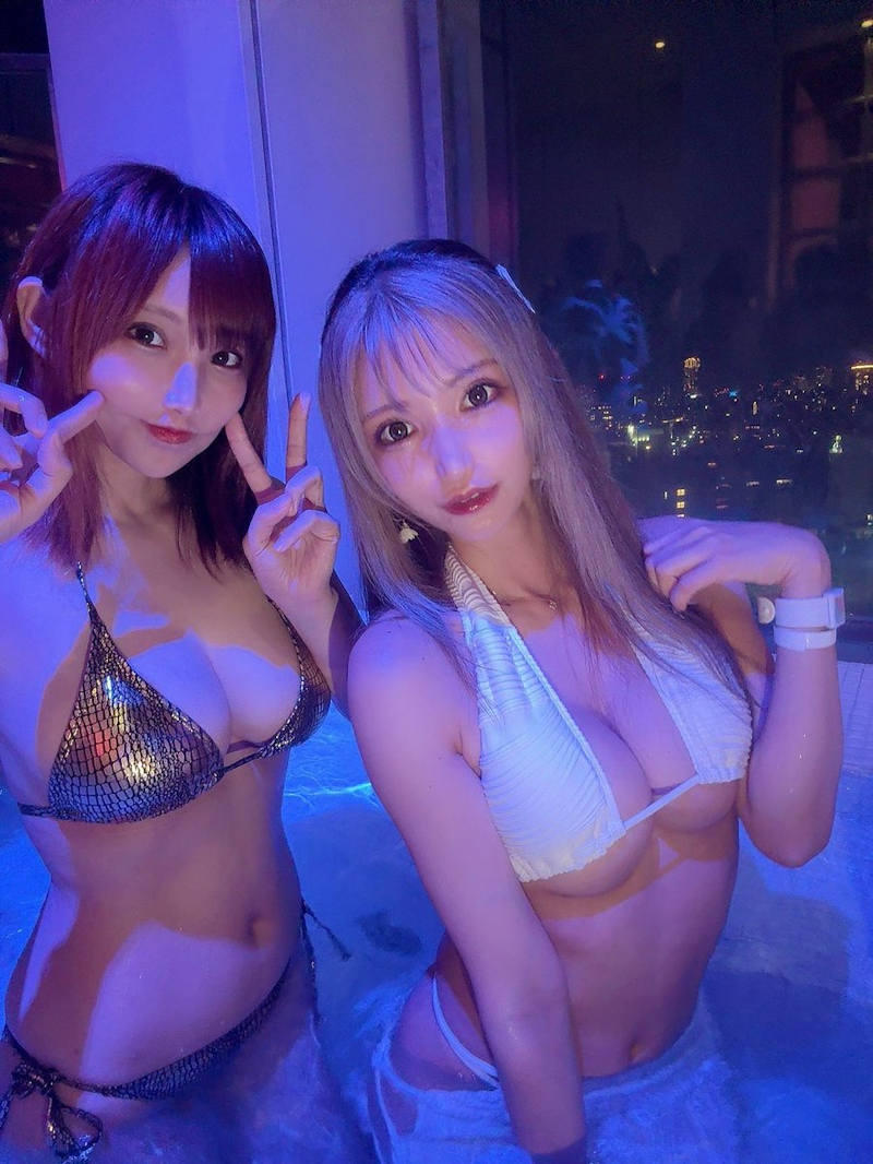 巨乳 プール エロ画像 【50】