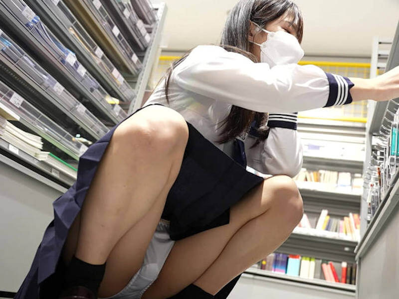 M字開脚のめっちゃパンチラエロ画像