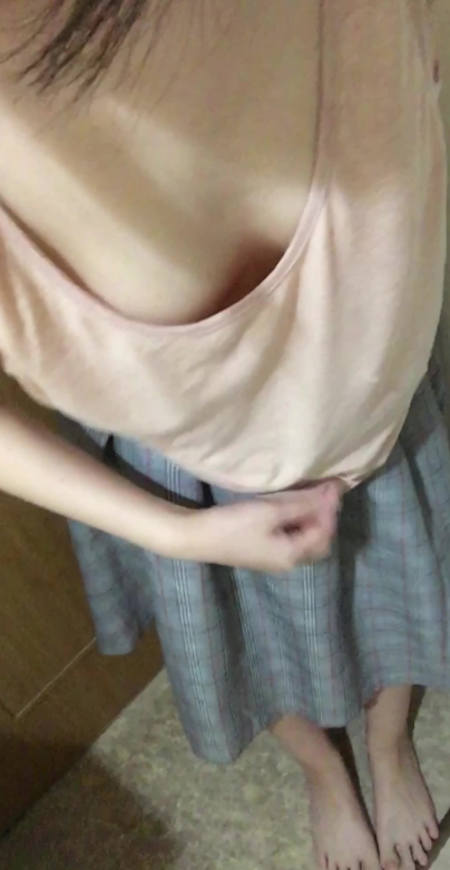 ノーブラ 胸チラ エロ画像 【31】