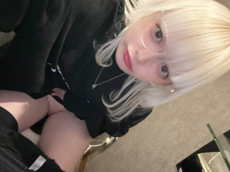 トイレ内パイパンギャルのおしっこ自撮り画像