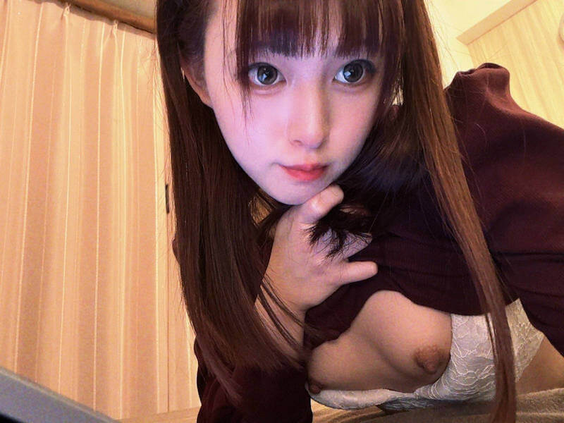 たくし上げて見せたいエロ画像