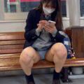 ベンチ 座り パンチラ エロ画像