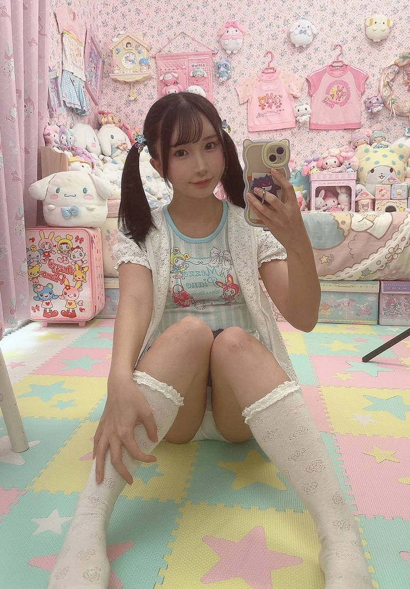妹 無防備 パンチラ エロ画像 【1】