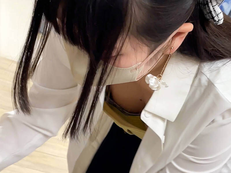前屈みで油断した胸チラエロ画像