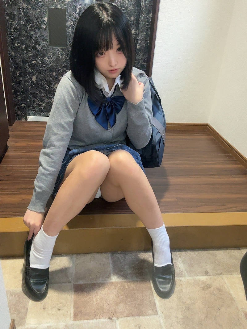 ミニスカ 制服 パンチラ エロ画像 【2】
