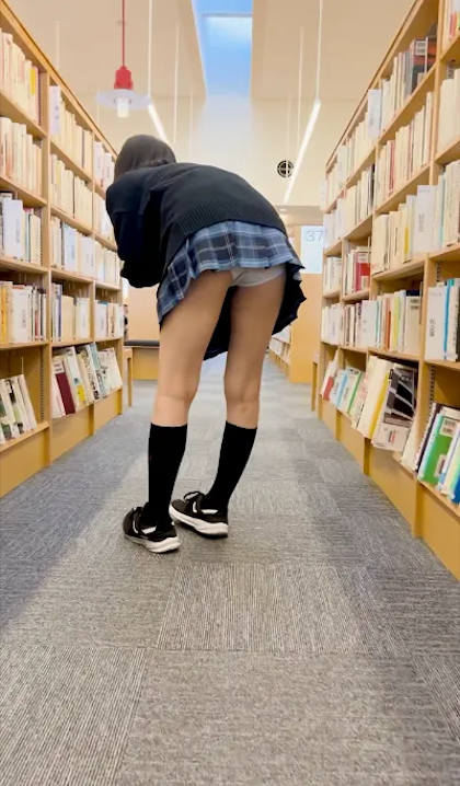 ミニスカ 制服 パンチラ エロ画像 【20】