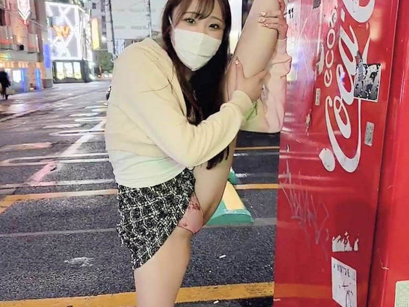 パンチラ不可避な足上げ女子のエロ画像