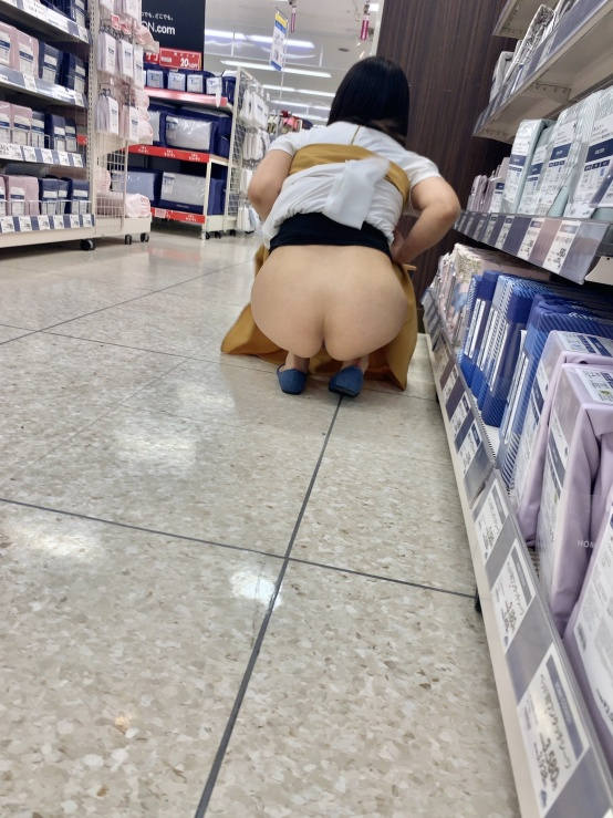 たくし上げ 露出 お尻 エロ画像 【7】